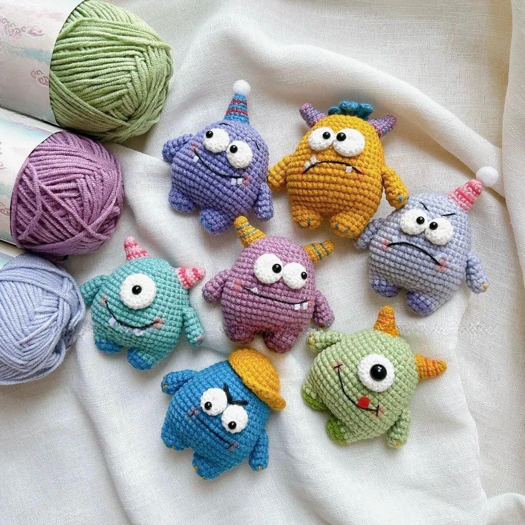 Collezione di mostriciattoli amigurumi colorati con gomitoli pastello